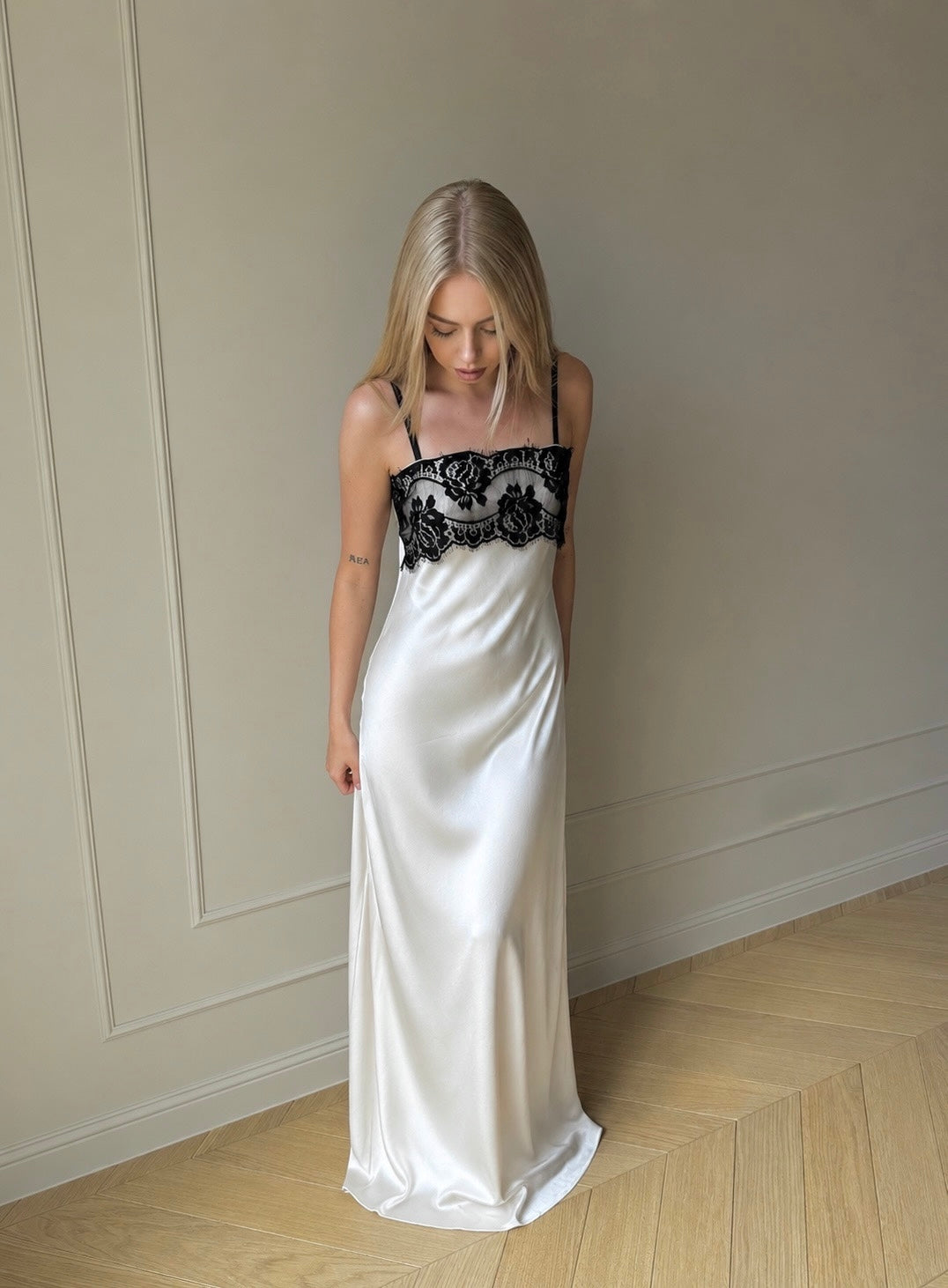 Satynowa sukienka Lace Écru